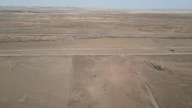 4k航拍荒漠化的大漠草原及干旱沙化的土地视频的预览图